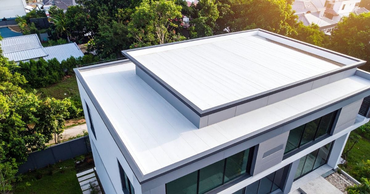 Konserwacja i modernizacja dachów płaskich. Jak zadbać o szczelność poszycia?